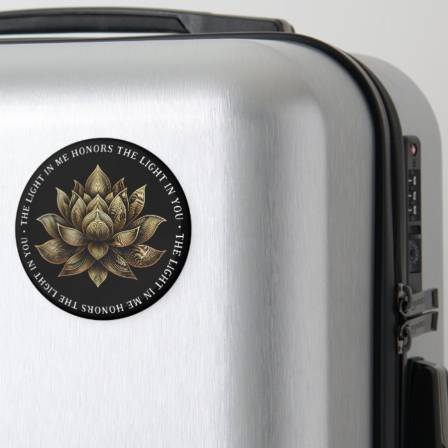 Elegant Golden Lotus blommar ljuset i mig ... Magnet (In Situ (Luggage))