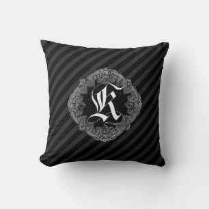 Elegant Goth Initial K Dekorativ kudde