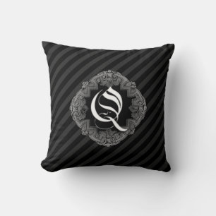 Elegant Goth Initial Q Dekorativ kudde
