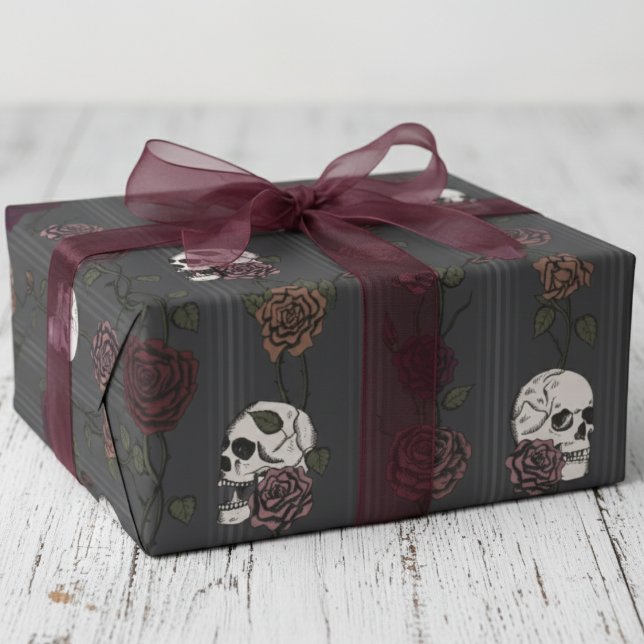 Elegant gotisk skalle & rosrandiga presentpapper (Dark Gothic Wrapping Paper for Hallowedding or Goth Birthday. Elegant Skull Roses Stripes Pattern)