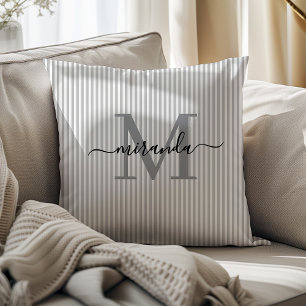 Elegant grå och vit randig monogramnamn kudde