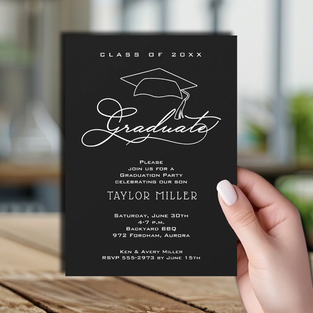 Elegant Grad Hat Black Studenten Inbjudningar (Elegant white script and grad hat Black graduation party invitations)