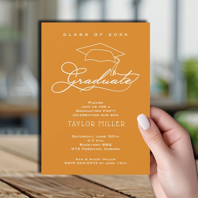 Elegant Grad Hat Light Orange Studenten Inbjudningar (Elegant white script and grad hat light orange graduation party invitations)