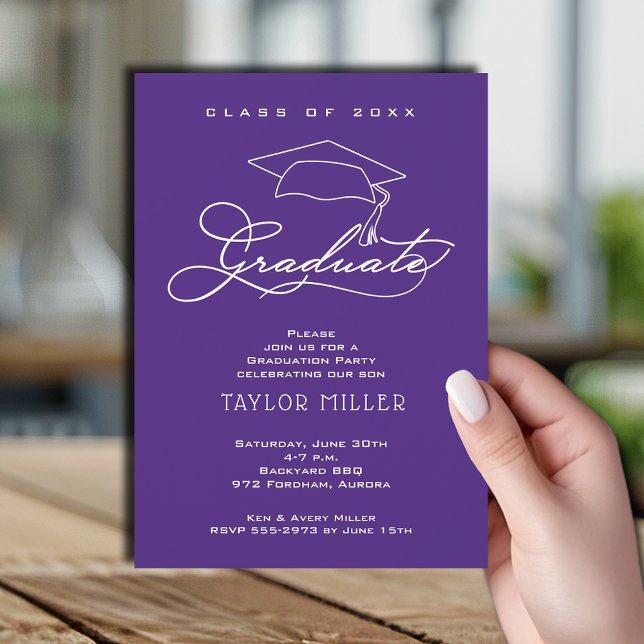 Elegant Grad Hat Lila Studenten Inbjudningar (Elegant white script and grad hat purple graduation party invitations)