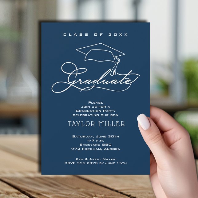 Elegant Grad Hat Navy Blue Studenten Inbjudningar (Elegant White Script and Grad Hat Navy Blue Graduation Party Invitations)