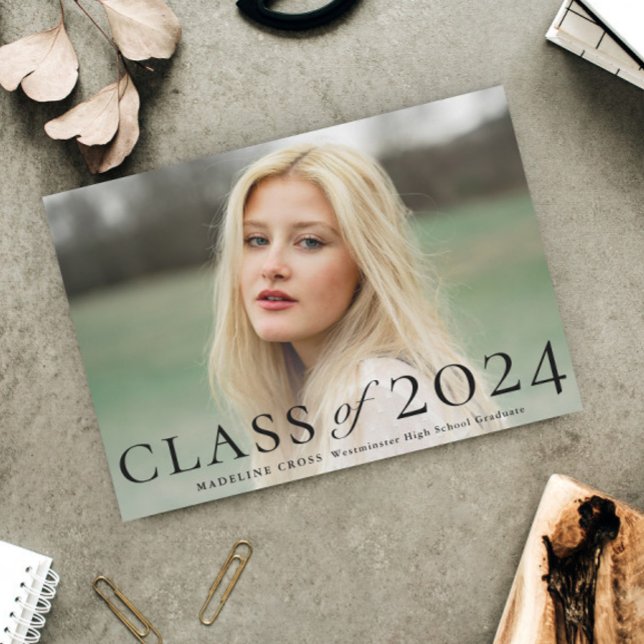 Elegant Graduating Class Photo Studenten Inbjudningar (Elegant Typography Class of 2024 Photo Graduation Announcement.)