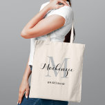 Elegant Grått Black Personligt bröllp Bridesmaid N Tygkasse<br><div class="desc">Elegant personligt bröllp tote-väskan har en personlig monogramtypografi med det moderna kalligrafiskriptet namn och serif monogram initialt i silver grått och svart färg. Innehåller anpassningsbar för en brudens sida-rubrik som "BRIDESMAID" eller annan föredragen ordalydelse.</div>