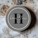 Elegant Grått Black Round Anpassningsbar Monogram  Underlägg<br><div class="desc">Dryckdrycken elegant rund personlig underlägg en typisk anpassningsbar-serif-monogram inledningsvis i svart med efternamnet/efternamnet i det moderna vita kalligrafiskriptet mot en mörk grått-bakgrund. En enkel vit cirkel ramar formgivningen. Du kan anpassa färg-schemat så att det passar perfekt med din hemdekanter.</div>