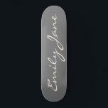 Elegant Grått Handskriven Anpassningsbar Namn Mini Skateboard Bräda 18,5 Cm<br><div class="desc">Den här anpassningsbarna har ditt namn i ett vackert handskrivet skript med text på snyggtens grått-bakgrund. Underbar presentidé.</div>