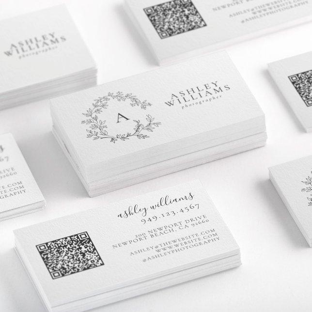 Elegant Grått Monogram Blommigt Vapensköld QR-kod Visitkort (Skapare uppladdad)