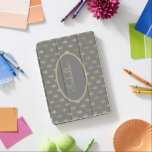 Elegant Grått och Guld ananas Personlig iPad Pro Skydd<br><div class="desc">Elegant guld ananas mönster på gråttets bakgrund. Ananas har länge varit en symbol för gästfrihet och vänskap. Anpassa till namn,  monogram eller annat meddelande</div>
