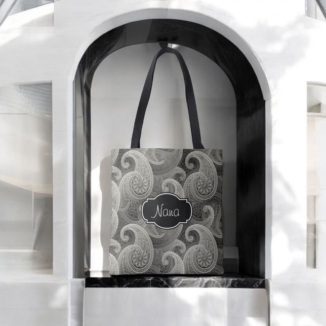 Elegant Grått Paisley Monogrammed Tygkasse (A thoughtful gift for Nana, this elegant tote can be personalized with a name or other text.)