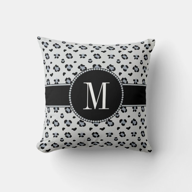 Elegant Grått Snö Leopard Silver Monogram Kudde (Framsida)