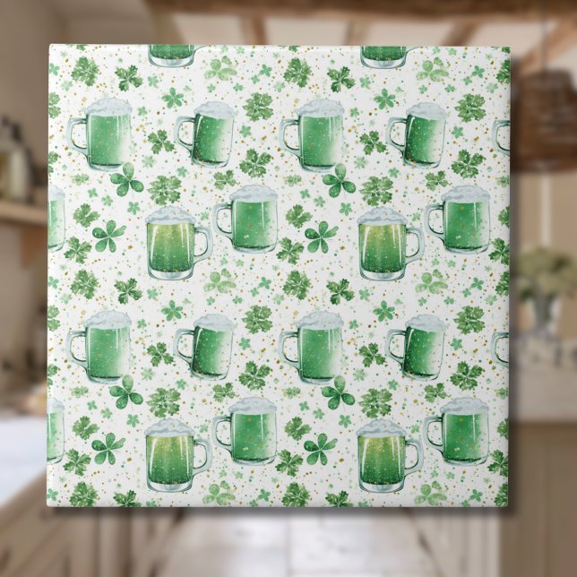 Elegant Green Beer Mugs and Shamrocks White Kakelplatta (Skapare uppladdad)