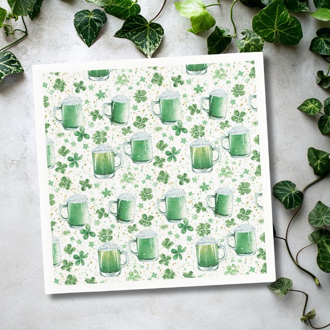 Elegant Green Beer Mugs and Shamrocks White Pappersservett (Skapare uppladdad)