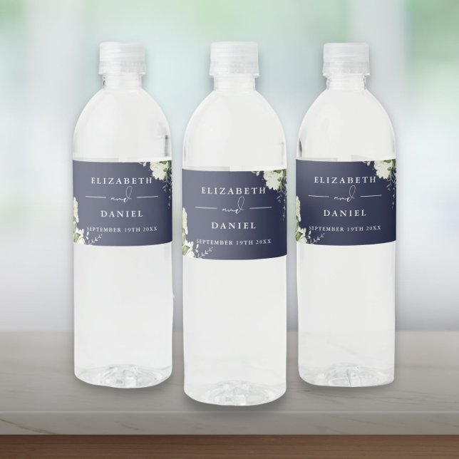Elegant Greenery Blommigt Navy Blue Bröllop Vattenflaskor Etikett (Elegant Greenery Floral Navy Blue Wedding Water Bottle Label)