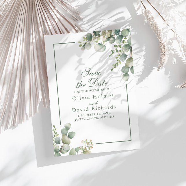 Elegant Greenery Eucalyptus Botanical Bröllop Spara Datumet (Elegant Greenery Eucalyptus Botanical Wedding Save The Date on a sunny white table.)