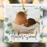 Elegant Greenery Merry och Married Photo Julgransprydnad Keramik<br><div class="desc">Skapa din egen bröllop keepsaké med den här Eleganten Grey Merry och Married Photo Helgdag Ceramic Ornament. Den här moderna och chic utformningen har eucalyptus grenar vattenfärgsillustrationer och en snyggt faux guld foil geometric foto ram. Lägg till två foto på framsidan och baksidan, nytt namn och en personlig. Visa hela...</div>