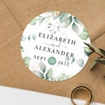 Elegant grenery eucalyptus namn och bröllop runt klistermärke<br><div class="desc">Den romantiska och elegant blommigt-runda klistermärket i bröllop gör perfekten till din bröllopsförmån, med en botanisk chic som innehåller en klassad bukett av ljus- och mjölkfärgsgreer och eukalyptus löv kompletterad med glittery golden speckles (tryckt) och är lätt att anpassade med namn och bröllop. Dessa klistermärken ingår i samlingen "Airy Eucalyptus...</div>