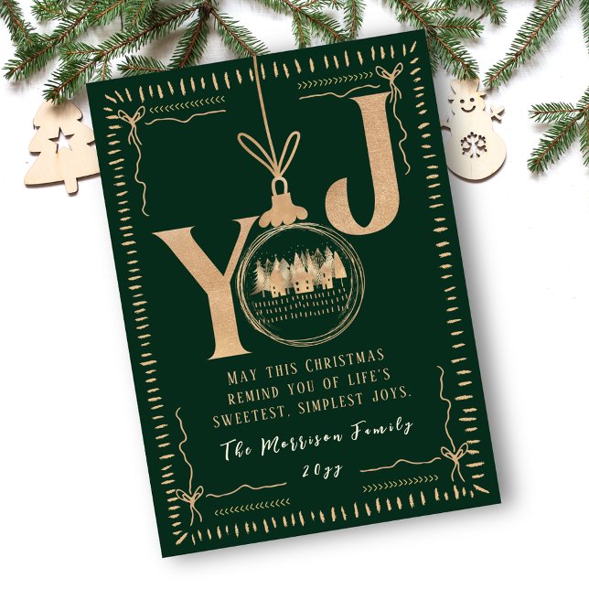 Elegant grön och guld “GLÄDJE” vintersceneri Julkort (Elegant Green and Gold “JOY” Winter Village Scene Holiday Card)