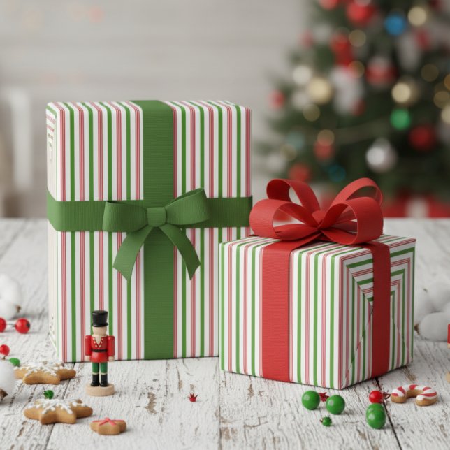 Elegant grön och röd candy cane-randig presentpapper (Cute Candy Cane Stripes Kids Christmas Wrapping Paper. Festive Modern Red & Green Pinstripe Pattern)