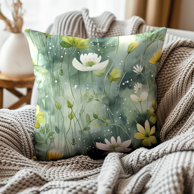 Elegant grön vit gul blom- botanisk  kudde (Yellow and white flowers on emerald and muted green decorator pillow)