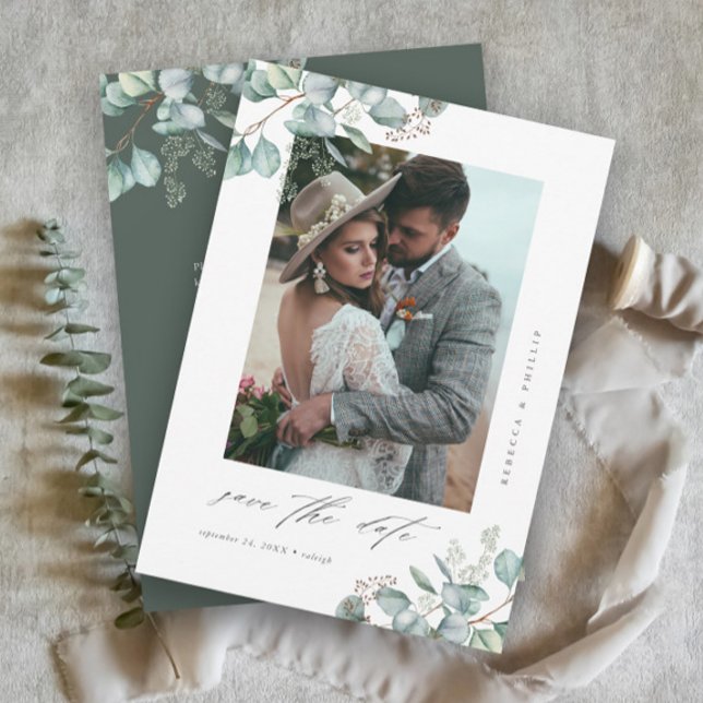 Elegant grönska Eukalyptus Bröllopsfoto QR-kod  Spara Datumet (Elegant Eucalyptus Greenery Photo Wedding Save the Dates with QR code.)
