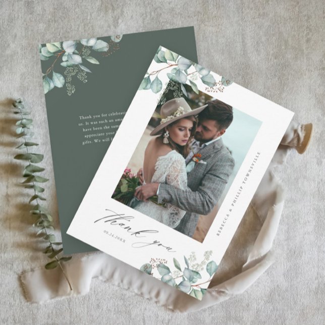 Elegant grönska Eukalyptus Bröllopsfoto Tack Kort (Elegant eucalyptus wedding photo thank you card with hand-painted greenery leaves and script type.)