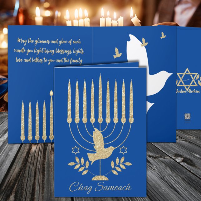Elegant gul flyende duva menorah blå Hanukkah Helgkort (Elegant Gold Flying Dove Menorah Blue Hanukkah Holiday Card, available in two sizes.)
