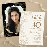 Elegant Guld Black Photo Surprise 40:e födelsedage Inbjudningar<br><div class="desc">Elegant guld kräm och svart överraskning 40 års festinbjudan med ditt foto på baksidan av kortet. Trendigets moderna femininin-design har botaniska accenter och typiska typsnitt. Enkel perfekt för inbjudan-kort i blommigt för en snyggt kvinnlig överraskning i firande. Kan anpassas till vilken ålder som helst. Skrivna Zazzle-inbjudningar eller digital utskrivbar mall...</div>