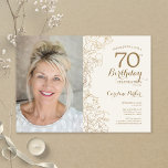Elegant Guld Blommigt Foto 70:e födelsedagen Inbjudningar<br><div class="desc">Guld och kräm blommigt 70 födelsedagsfest inbjudan med ditt foto på kortets framsida. Minimalistisk modern design med botaniska konturaccenter för teckning, faux guld-folie och typografi-skript. Enkel inbjudan-kortsperfekt för trendig för en snyggt kvinna på dagen firande. Kan anpassas till vilken ålder som helst. Skrivna Zazzle-inbjudningar eller digital utskrivbar mall för omedelbar...</div>