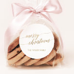Elegant Guld Calligraphy God jul Gift Runt Klistermärke<br><div class="desc">De här elegant-guld-klämmorna för kalligrafi i God jul är perfekt för ett enkelt helgdag- eller helgdag-kort. Neutraltens utformning har ett minimalistiskt klistermärke som är dekorerat med romantisk och vismisk faux-folie av guld. Anpassa klistermärken med ditt namn. Obs! Den här designen har inte äkta guld-folie. Det är en grafik av hög...</div>