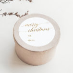 Elegant Guld Calligraphy jul Gift Namn Runt Klistermärke<br><div class="desc">De här guld-kalligrafiklistermärken för julklappar i elegant är perfekten på en enkel helgdag. Neutraltens utformning har ett minimalistiskt presentemballeringsmärke som är dekorerat med romantisk och vismisk faux-folie av guld. Skriv över presentmottagarens och presentgivarens namn på de tryckta klistermärkena.</div>