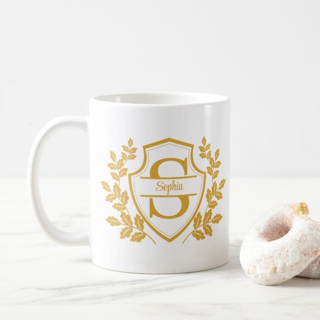 Elegant Guld Crest Monogram och Namn Split Letter Kaffemugg (Med munk)