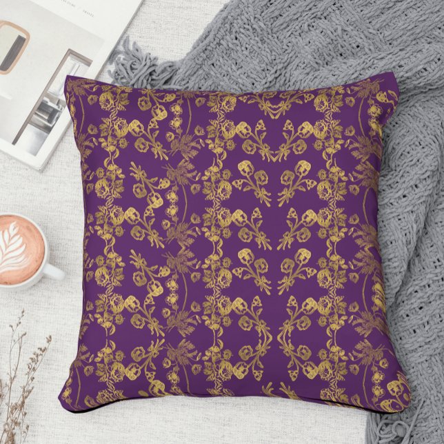 Elegant Guld Damask snabb Blommigt på lilan Kudde (Skapare uppladdad)