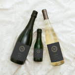 Elegant Guld Deco-utandning Monogram Vinflaska Etikett<br><div class="desc">Modern och elegant gyllene konsten dekutandningsmonogram,  personlig vin-etiketter. Teckensnittet stil och färg kan anpassas.</div>