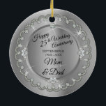 Elegant Guld Diamonds 25:e Bröllop-årsdagen Julgransprydnad Keramik<br><div class="desc">Den opulenta elegansen ramar denna 25:e bröllop-årsjubileum är utformad i en unik skalopad diamantdesign med mittdroppdiamant med faux hjärtformade diamanter och tillsatta faux-gnistor på en guld-tonsövertoning. Observera att alla varningstexter är tryckta och endast får förekomma så reellt som möjligt i en platt, tryckt design. Detta omfattar alla metalliska gradienter och/eller...</div>