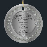 Elegant Guld Diamonds 25:e Bröllop-årsdagen Julgransprydnad Keramik<br><div class="desc">Den opulenta elegansen ramar denna 25:e bröllop-årsjubileum är utformad i en unik skalopad diamantdesign med mittdroppdiamant med faux hjärtformade diamanter och tillsatta faux-gnistor på en guld-tonsövertoning. Observera att alla varningstexter är tryckta och endast får förekomma så reellt som möjligt i en platt, tryckt design. Detta omfattar alla metalliska gradienter och/eller...</div>