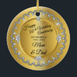 Elegant Guld Diamonds femtionde Bröllop-årsdagen Julgransprydnad Keramik<br><div class="desc">Den opulenta elegansen ramar denna bröllop-årsdag utformades i en unik skalopad diamantdesign med mittdroppdiamant med faux hjärtformade diamanter och tillsatta faux-gnistor på en guld-tonsövertoning. Observera att alla varningstexter är tryckta och endast får förekomma så reellt som möjligt i en platt, tryckt design. Detta omfattar alla metalliska gradienter och/eller gemsten. Ursprunglig...</div>