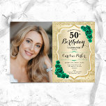 Elegant Guld Emerald Grönt Foto 50:e födelsedagen Inbjudningar<br><div class="desc">Femininininbjudan till elegantens blommigt på 50 år med ditt foto. Glam-design med faux glitter guld. Funktioner rand, emerald grönt ro, script font och confietti. Perfekt för en snyggt vuxen under firande party. Anpassa med dina egna detaljer. Kan anpassas för vilken ålder som helst! Skrivna Zazzle-inbjudningar eller digital utskrivbar mall för...</div>