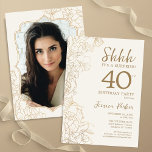 Elegant Guld Fotoöverraskning 40:e födelsedagen Inbjudningar<br><div class="desc">Elegant guld-kräm överraskar 40 års festinbjudan med ditt foto på baksidan av kortet. Trendigets moderna femininin-design har botaniska accenter och typiska typsnitt. Enkel perfekt för inbjudan-kort i blommigt för en snyggt kvinnlig överraskning i firande. Kan anpassas till vilken ålder som helst. Skrivna Zazzle-inbjudningar eller digital utskrivbar mall för omedelbar nedladdning....</div>