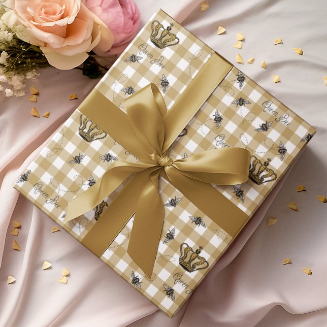 Elegant Guld Gingham Royal Drottning Bee Mönster Presentpapper (Elegant Gold Gingham Pattern with a Hand-Drawn Vintage Inspired Buzzing Queen Bee & her Royal Crown)