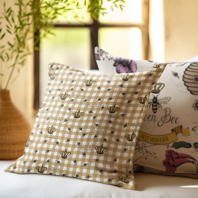 Elegant Guld Gingham Royal Queen Bee Mönster Kudde (Elegant Gold Gingham Pattern with a Hand-Drawn Vintage Inspired Buzzing Queen Bee & her Royal Crown)