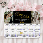 Elegant Guld Glitter Script 2 Foto Spara datum Magnet<br><div class="desc">Elegant Guld-skriften "Save the Date" Magnet med 2 024 års kalender med 2 vackra foton. Om du vill flytta den Hjärtformade markören i Guld > klicka på blått "Anpassa" > rulla nedåt > klicka på blått "Redigera med Design Verktyg" nedan, hittar du den Hjärtformade markören till vänster om den lämnat...</div>