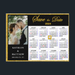Elegant Guld Glitter Script Foto Spara Datumet Meddelande Vykort<br><div class="desc">Elegant gyllene glitter "Spara datum"-annonseringskort med vacker bild och 2024 års kalender. Låt din familj,  vänner och kollegor veta att du har bestämt datum för din bröllopsfest med detta eleganta kort.</div>