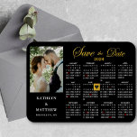 Elegant Guld Glitter-skript Foto Spara datum Magnet<br><div class="desc">Elegant Guld-skriften "Save the Date" Magnet med 2 024 års kalender med ett vackert foto. Låt er familj, vänner och kolleger veta att ni har fastställt ett datum för ert bröllop firande med denna elegant magnet. Om du vill flytta den Hjärtformade markören i Guld > klicka på blått "Anpassa" >...</div>