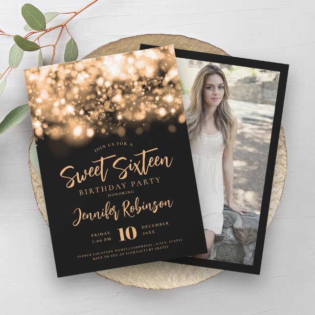 Elegant Guld Gnistra Ljus Fotosötat 16 Inbjudningar (Elegant Gold Sparkle Lights Photo Sweet 16 Invitation)