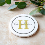 Elegant Guld Grått Round Anpassningsbar Monogram I Underlägg<br><div class="desc">Dryckdrycken runt personlig i elegant underlägg en typisk anpassningsbar-serif-monogram som initialt i ett guld färg med ditt efternamn i det moderna grått-kalligrafiskriptet mot en ren vit bakgrund. Ett enkelt grått cirkelformar ramar utformningen. Du kan anpassa färg-schemat så att det passar perfekt med din hemdekanter.</div>