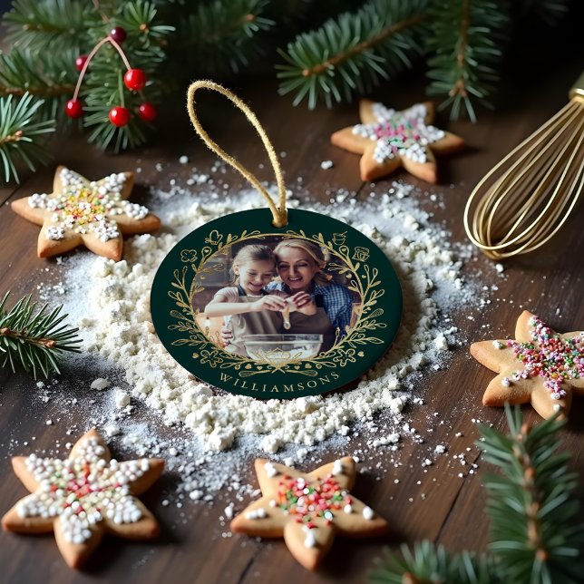 Elegant Guld & Grönt Familj Baking Photo Wandan Julgransprydnad Keramik (Elegant Gold & Green family Baking Photo Wreath Ceramic Ornament)