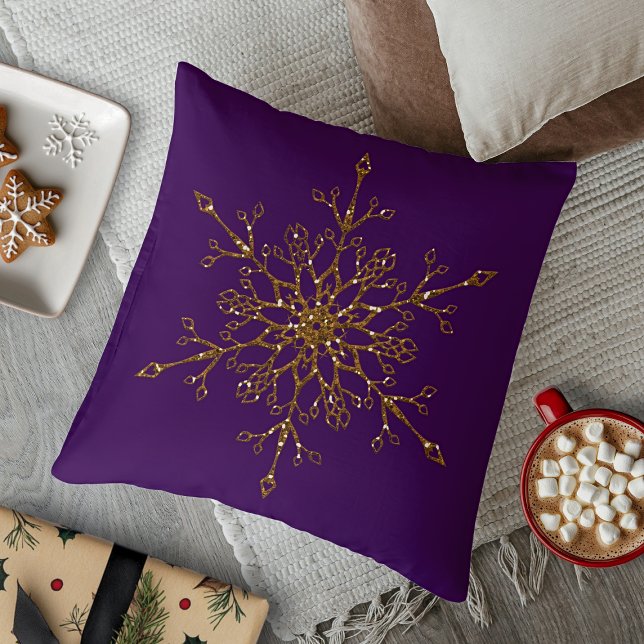 Elegant Guld Helgdag Snowflake Lila Kudde (Elegant Gold Glitter Holiday Snowflake Purple Throw Pillow)